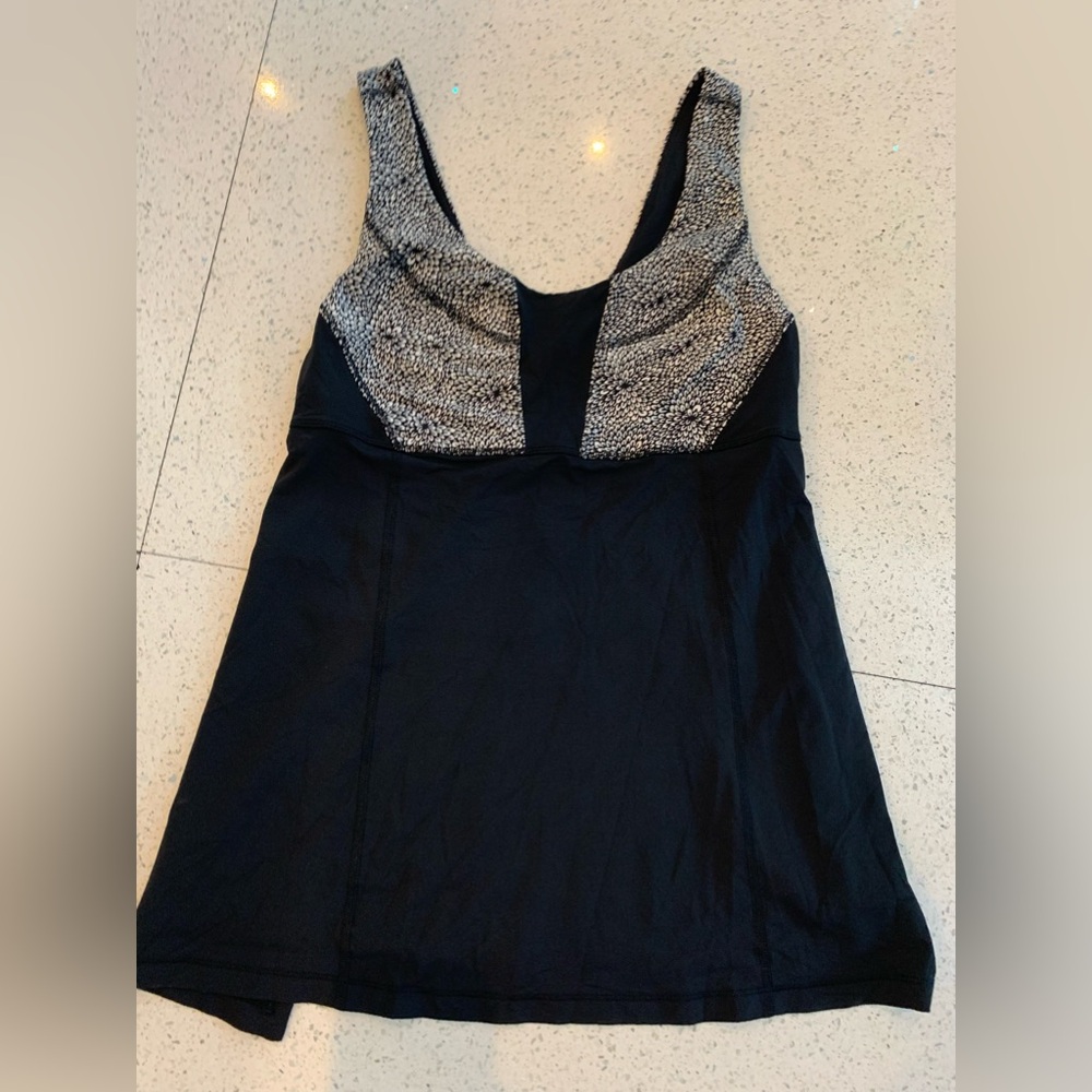 Lululemon black & white womens workout top. Size 6